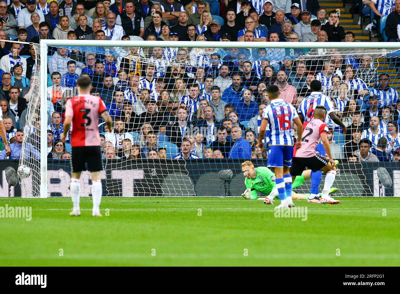 Hillsborough Stadium, Sheffield, Angleterre - 4 août 2023 Cameron Dawson Goalkeeper de Sheffield Wednesday ne peut pas arrêter le tir d'Adam Armstrong (9) de Southampton alors qu'il marque le 1e but - pendant le match Sheffield Wednesday contre Southampton, EFL Championship, 2023/24, Hillsborough Stadium, Sheffield, Angleterre - 4 août 2023 crédit : Arthur Haigh/WhiteRosePhotos/Alamy Live News Banque D'Images