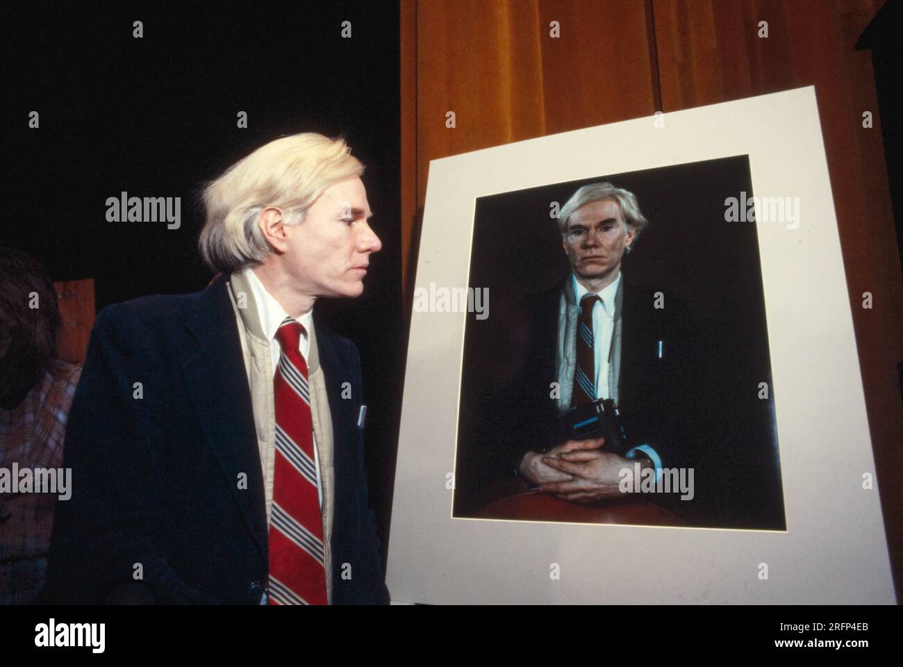 Artiste pop Andy Warhol avec un grand format 20 x 24 Polaroid imprimer portrait de lui-même. Photo de Bernard Gotfryd Banque D'Images