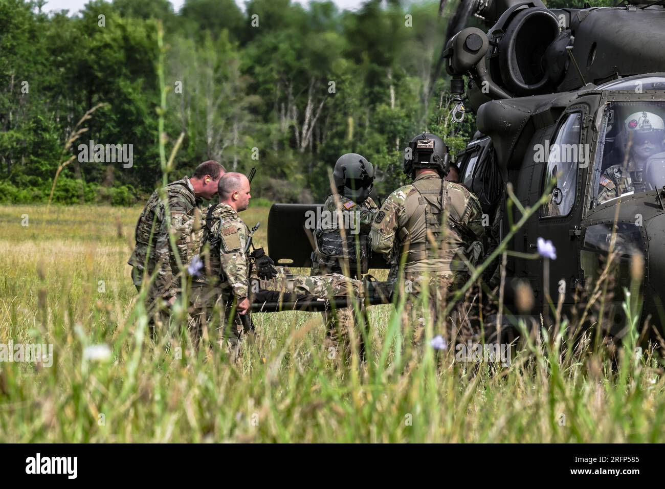 Les défenseurs affectés au 910th Security Forces Squadron chargent une litière sur un hélicoptère UH-60 Blackhawk du 3rd Batallion du 238th Air Regiment le 25 juillet 2023, au Camp James A. Garfield joint Military Training Center, Ohio. Les membres de la 910e SFS ont participé à un exercice d’entraînement de la force interarmées axé sur la préparation au combat et leur capacité à transformer leurs compétences tactiques pour s’adapter à leur mission. (ÉTATS-UNIS Photo de la Force aérienne par le sergent d'état-major Christina Russo) Banque D'Images