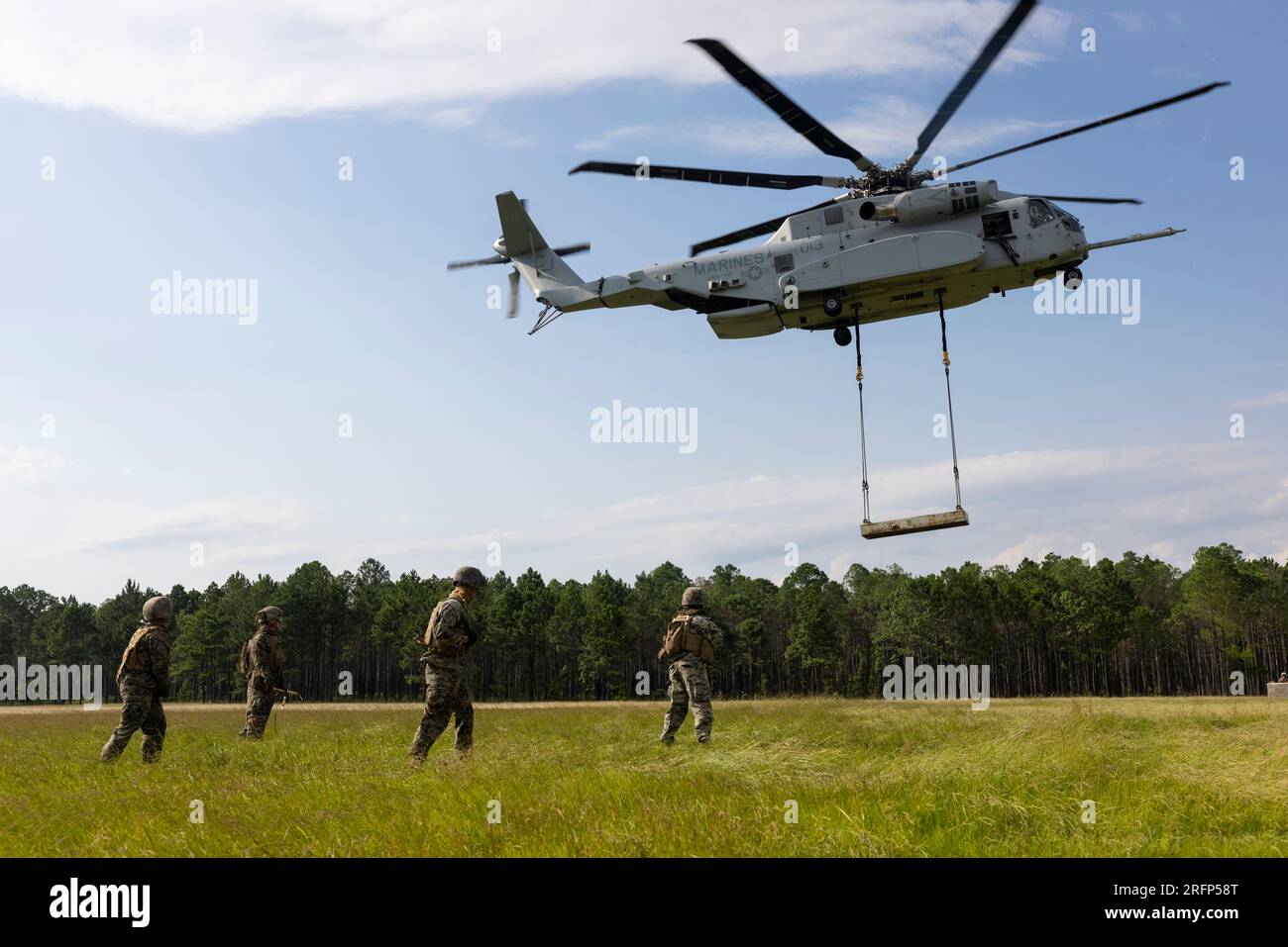 ÉTATS-UNIS Les Marines avec le bataillon de logistique de combat 24 (CLB-24), le régiment de logistique de combat 2, le 2nd Marine Logistics Group, et les Marines avec le Marine Heavy Helicopter Training Squadron 302, mènent des opérations d'équipe de soutien hélicoptère pendant leur évaluation de la préparation au combat du corps des Marines (MCCRE) au Camp Lejeune, Caroline du Nord, le 1 août 2023. Le MCCRE du CLB-24 est l’évaluation finale du bataillon visant à démontrer l’état de préparation au combat grâce à la compétence dans les tâches essentielles de la mission de base avant qu’ils ne commencent un changement de contrôle opérationnel vers la 24e unité expéditionnaire maritime. (ÉTATS-UNIS Photo du Marine corps par lance Cpl Jessic Banque D'Images