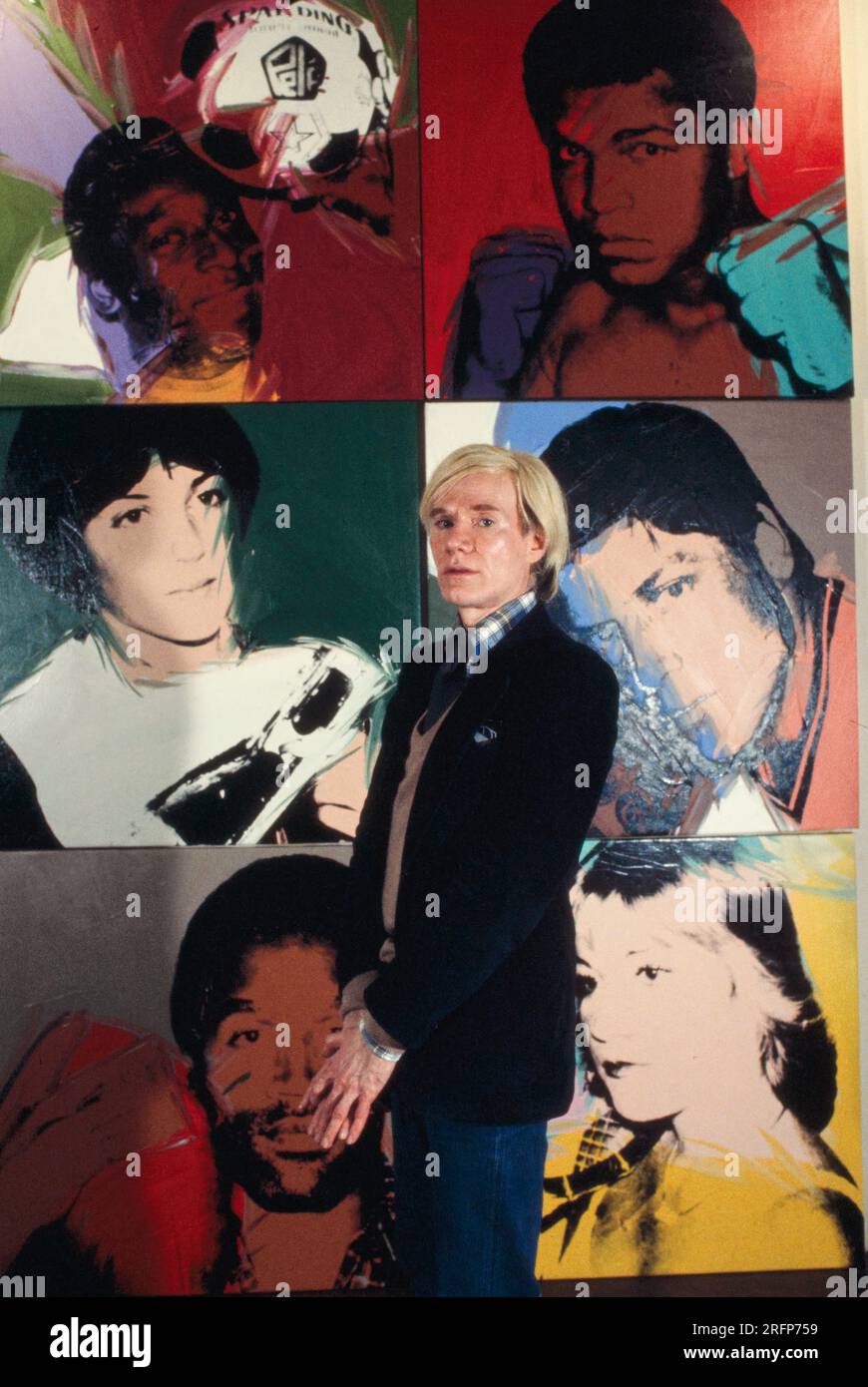 Andy Warhol dans une galerie de New York avec ses portraits d'art en 1975. Warhol était un artiste visuel américain, réalisateur, producteur et figure de proue du mouvement pop art. Ses œuvres explorent la relation entre l'expression artistique, la publicité et la culture des célébrités qui a prospéré dans les années 1960, et couvrent une variété de médias, y compris la peinture, la sérigraphie, la photographie, le cinéma, et sculpture. Parmi ses œuvres les plus connues figurent les peintures sérigraphiées Campbell's Soup Cans et Marilyn diptyque. Photo de Bernard Gotfryd Banque D'Images