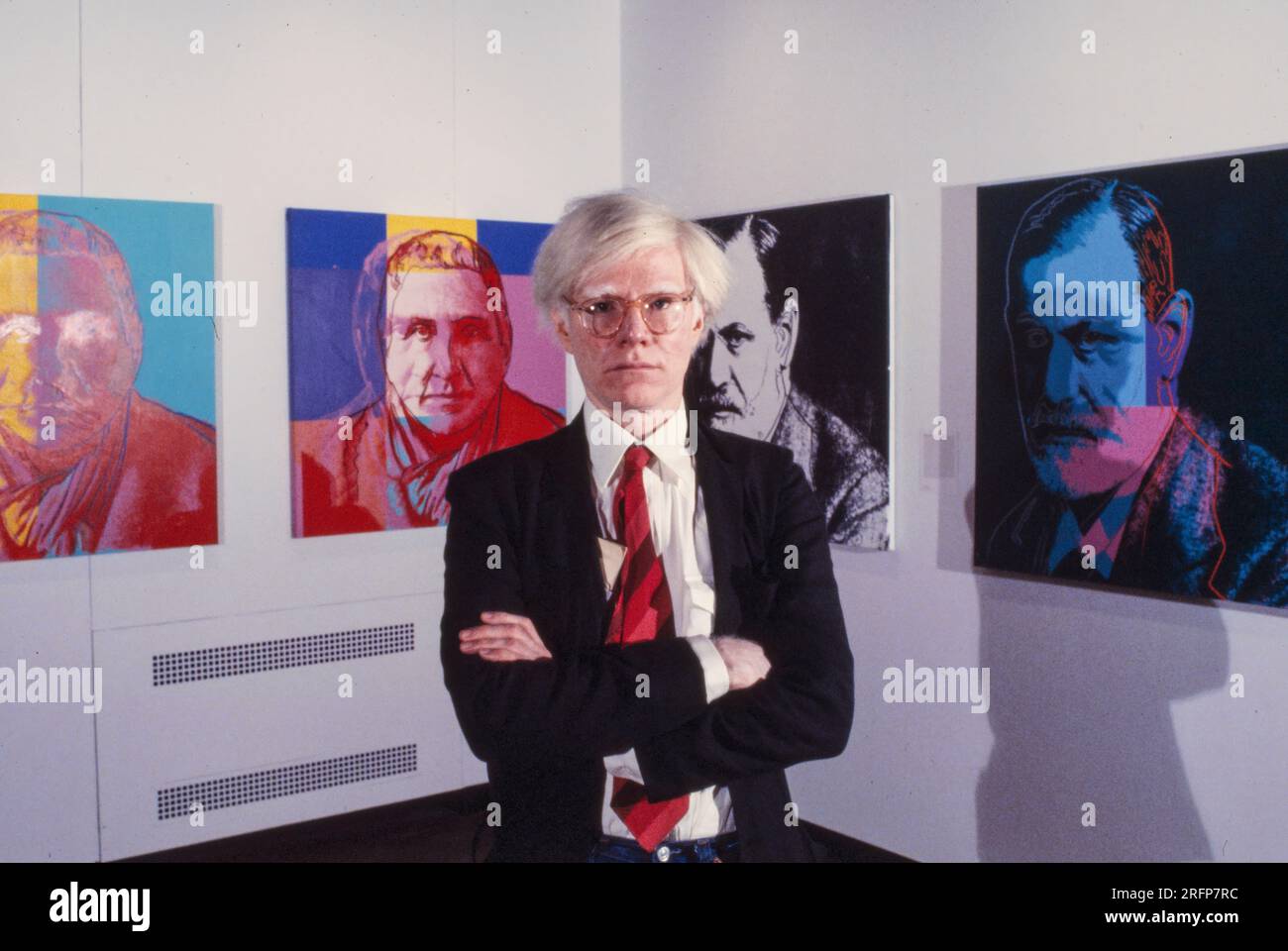 andy-warhol-dans-une-galerie-de-new-york-avec-ses-portraits-d-art-en