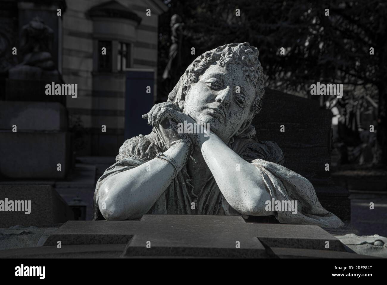 Statue de cimetière d'ange enfant avec les mains ensemble priant Banque D'Images