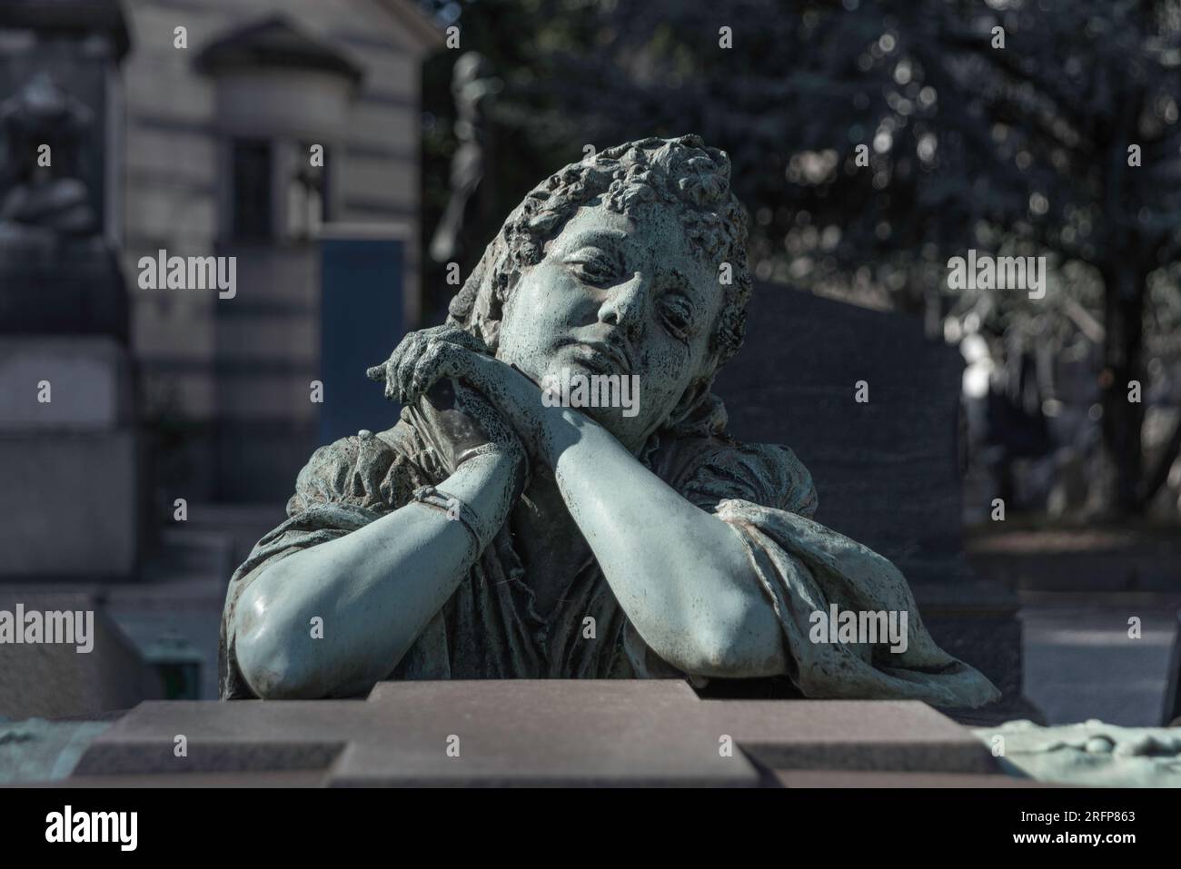 Statue de cimetière d'ange enfant avec les mains ensemble priant Banque D'Images