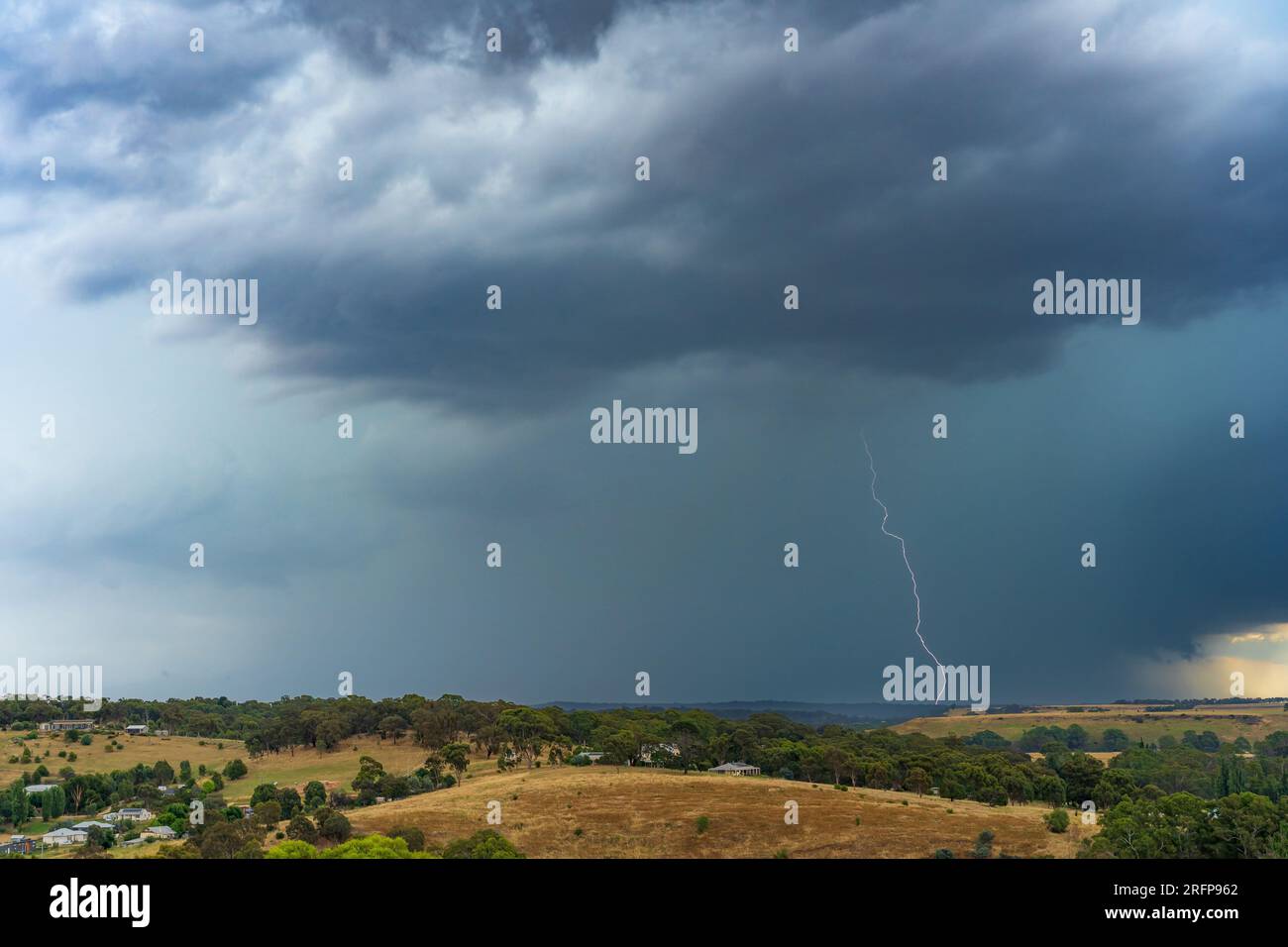 Foudre provenant d'un orage au-dessus de la campagne rurale à Guildford, dans le centre du Victoria, en Australie. Banque D'Images