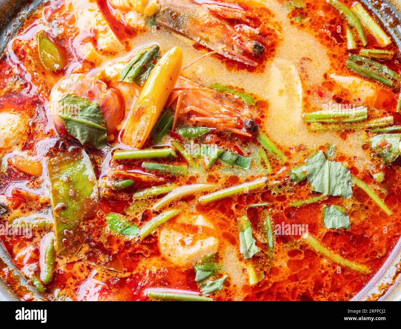 La célèbre soupe thaïlandaise, tom Yam kung, une soupe chaude et aigre avec des crevettes et des herbes, populaire parmi les touristes en Thaïlande ainsi que les thaïlandais. Banque D'Images