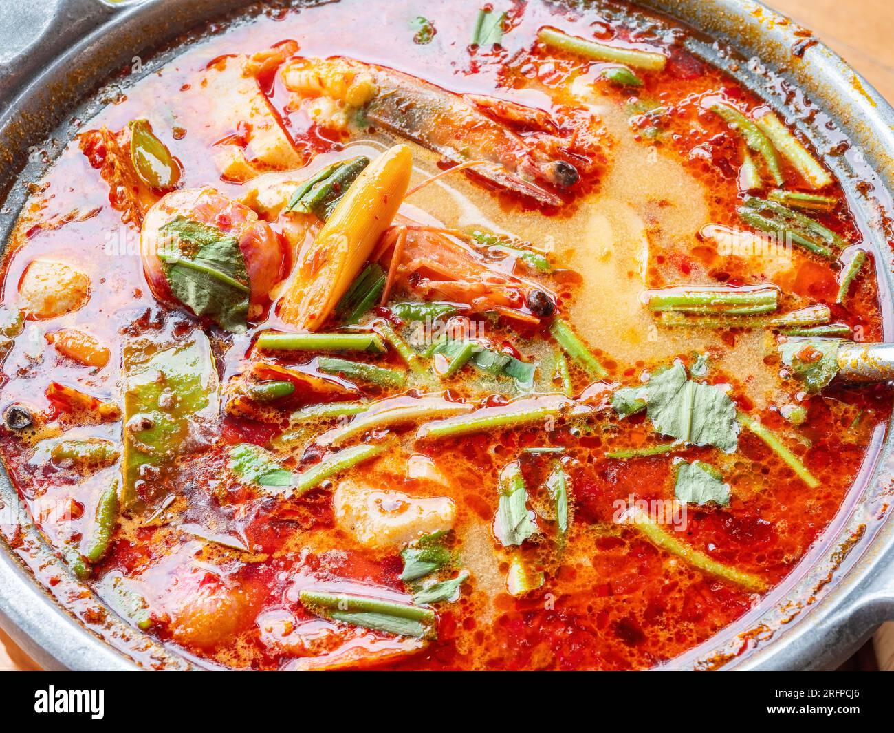 La célèbre soupe thaïlandaise, tom Yam kung, une soupe chaude et aigre avec des crevettes et des herbes, populaire parmi les touristes en Thaïlande ainsi que les thaïlandais. Banque D'Images