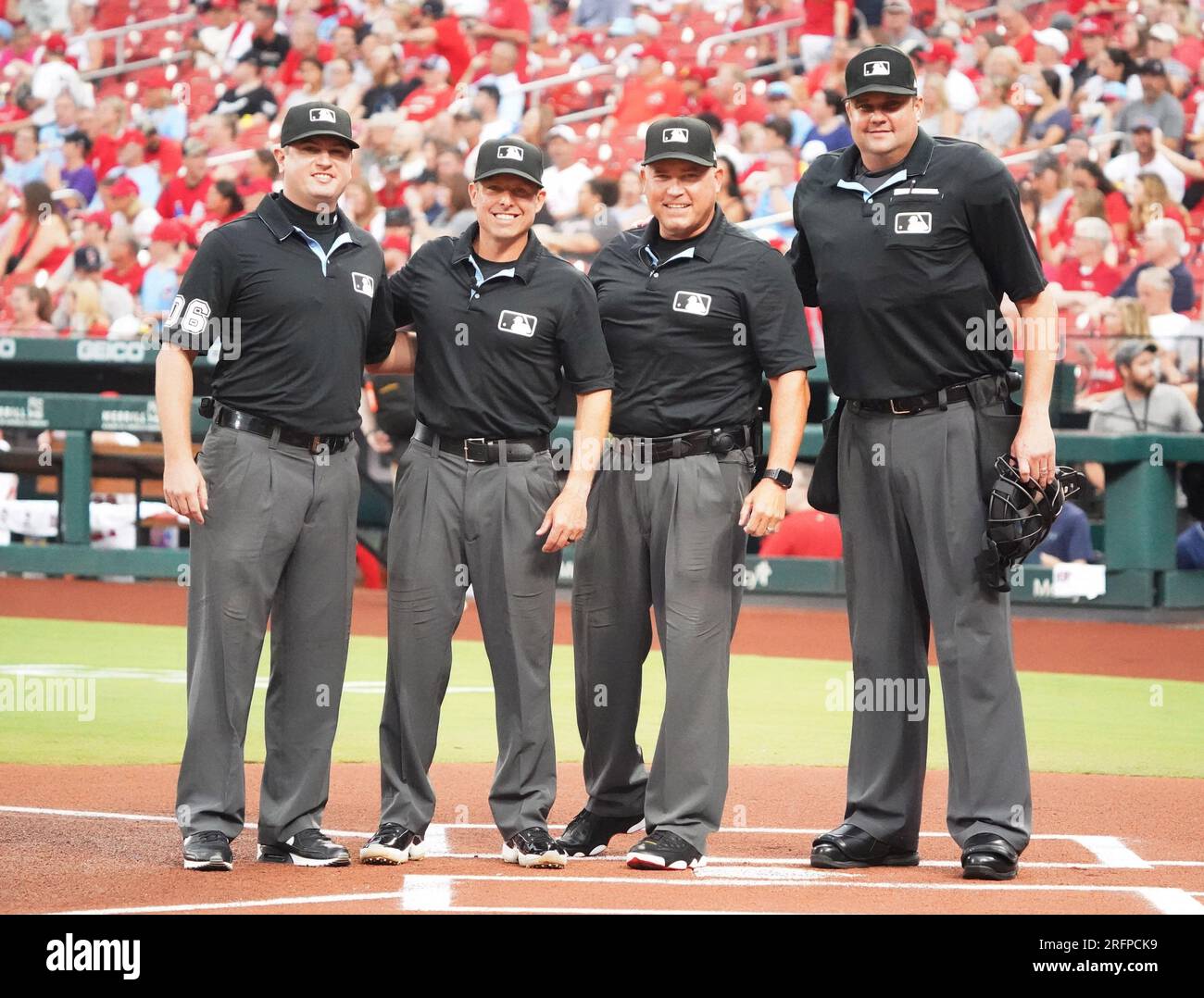 St. Louis, États-Unis. 04 août 2023. Arbitres (de gauche à droite) Derek Thomas, Tripp Gibson, Mark Carlson et Jordan Baker posent pour une photo à domicile avant un match entre les Rocheuses du Colorado et les St. Louis Cardinals au Busch Stadium à St. Louis le vendredi 4 août 2023. Photo de Bill Greenblatt/UPI crédit : UPI/Alamy Live News Banque D'Images