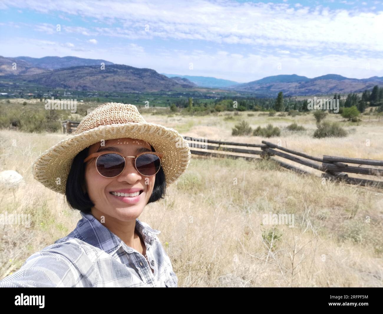 Femme asiatique touristique prenant selfie au site historique de la ville minière Fairview. Fairview est une ville fantôme de la Colombie-Britannique, du côté ouest de l'Okanagan Banque D'Images