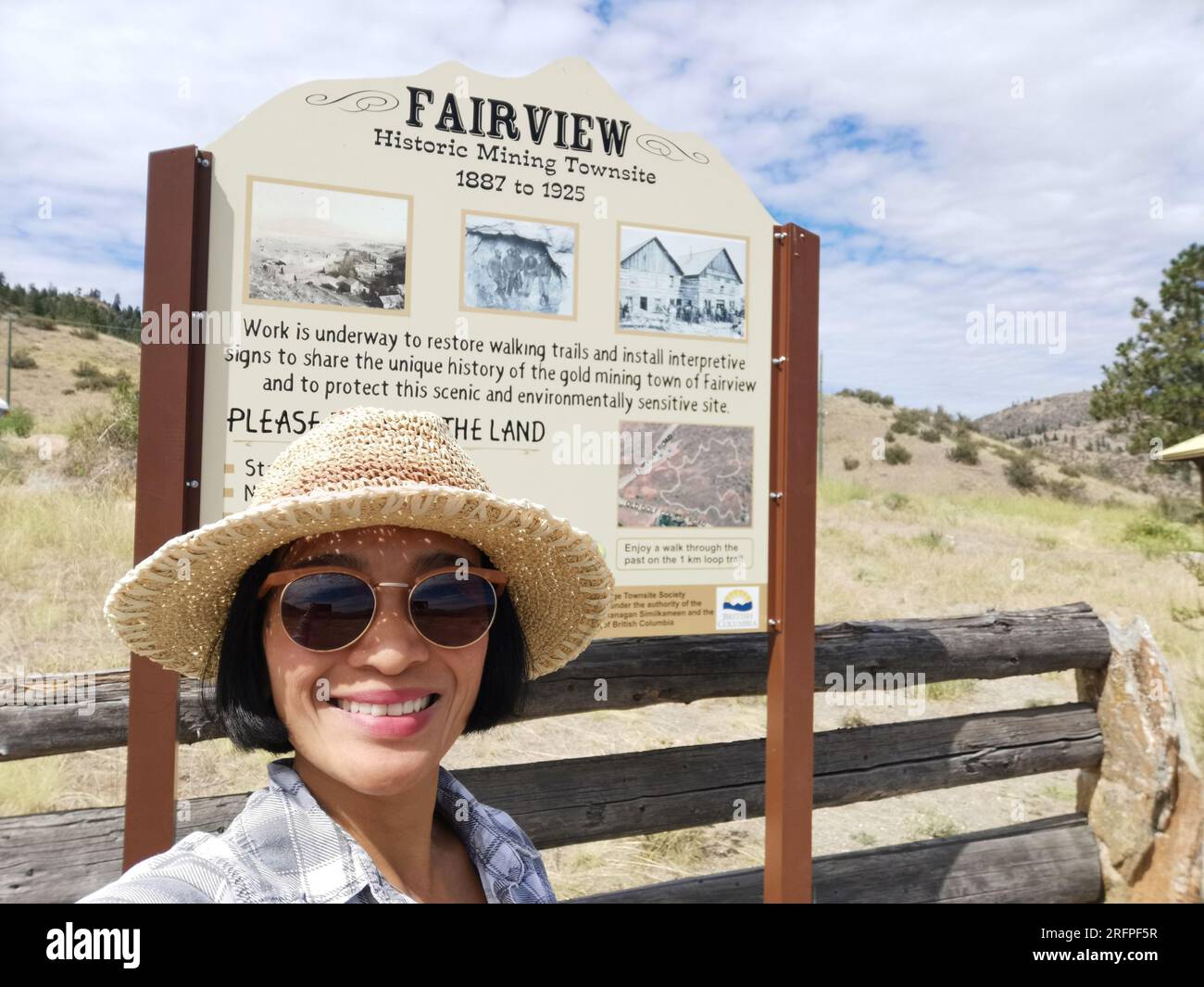 Femme asiatique touristique prenant selfie au site historique de la ville minière Fairview. Fairview est une ville fantôme de la Colombie-Britannique, du côté ouest de l'Okanagan Banque D'Images