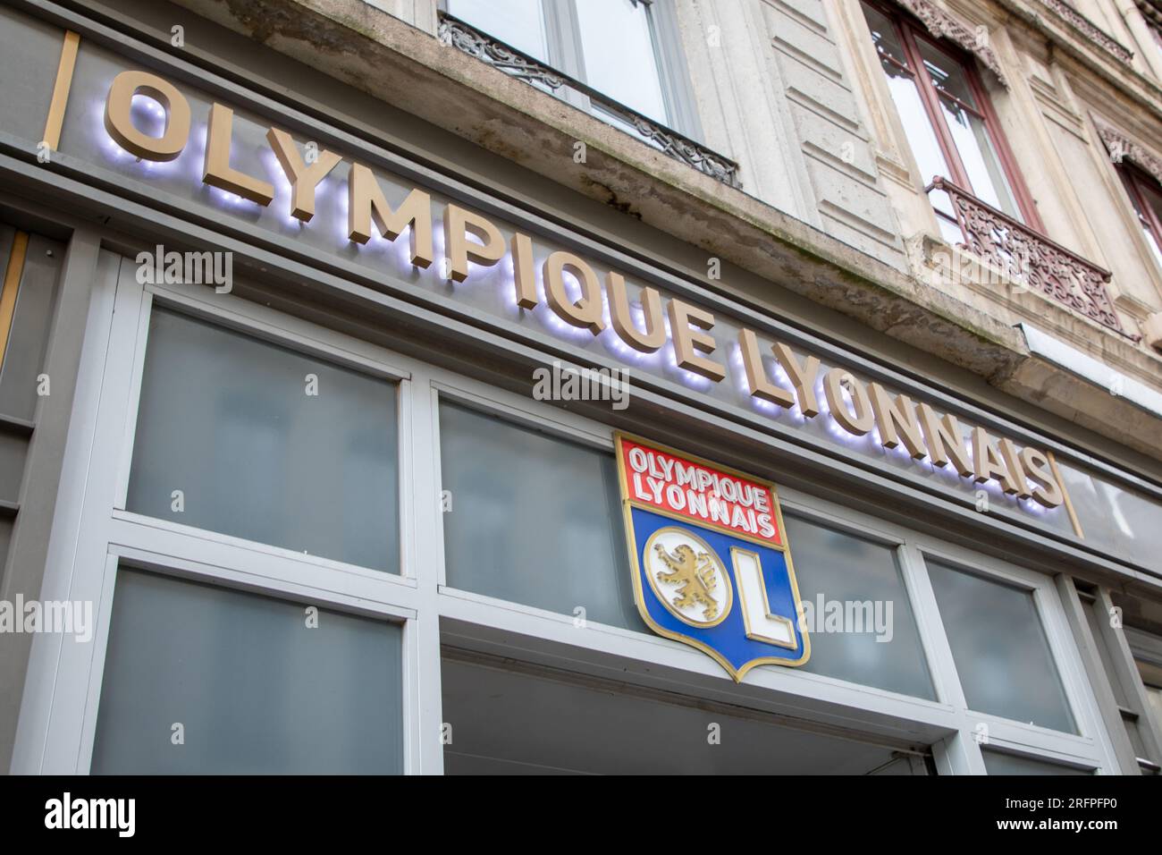 Lyon , France - 08 01 2023 : logo Olympique Lyonnais texte et signe marque sur façade boutique à Lyon OL football club le plus grand de la ville française Banque D'Images