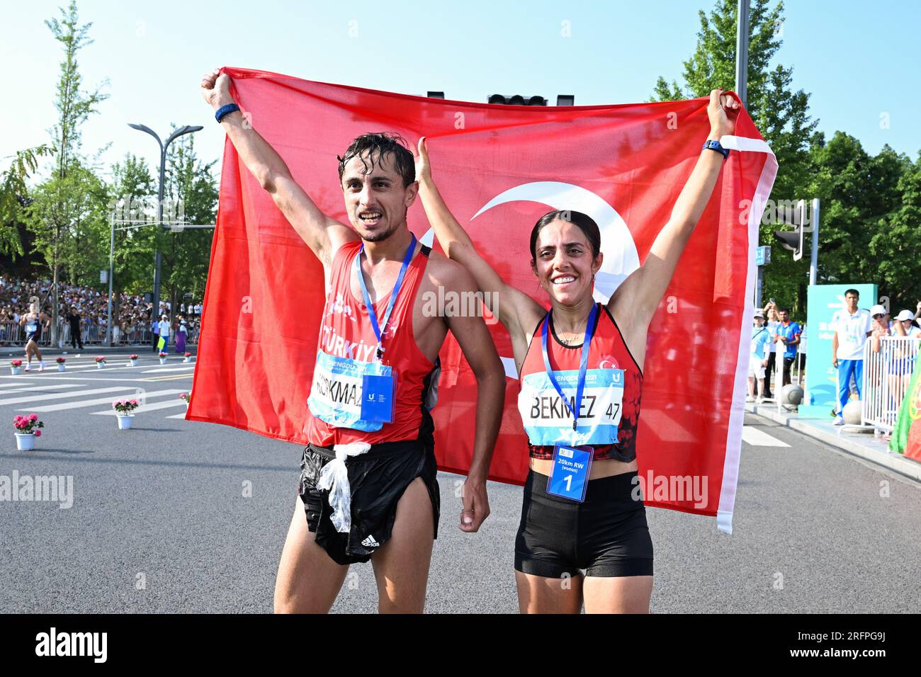 Chengdu, province chinoise du Sichuan. 5 août 2023. Salih Korkmaz (à gauche) et Meryem Bekmez de T¨¹rkiye réagissent après la finale de marche de 20 km masculine d'athlétisme aux 31e Jeux mondiaux universitaires d'été de la FISU à Chengdu, dans la province du Sichuan, dans le sud-ouest de la Chine, le 5 août 2023. Crédit : Wang Xi/Xinhua/Alamy Live News Banque D'Images