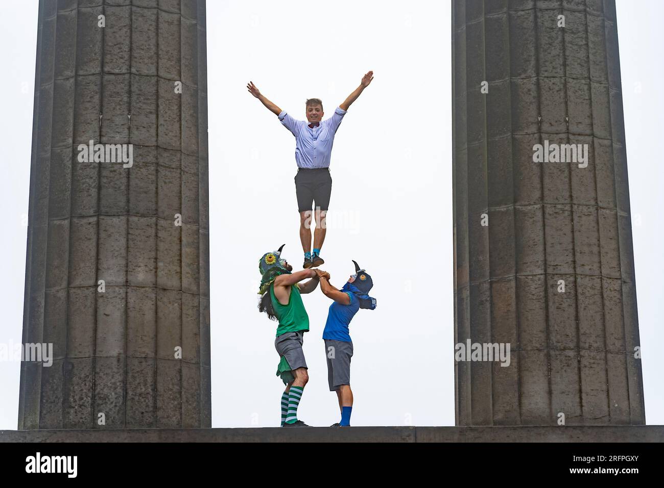 Édimbourg, Écosse, Royaume-Uni. 1 août 2023. Le groupe de cirque Brainfools se produit à Calton Hill avant leur premier spectacle Fringe Lucky Pigeons. Ils nous montrent Banque D'Images