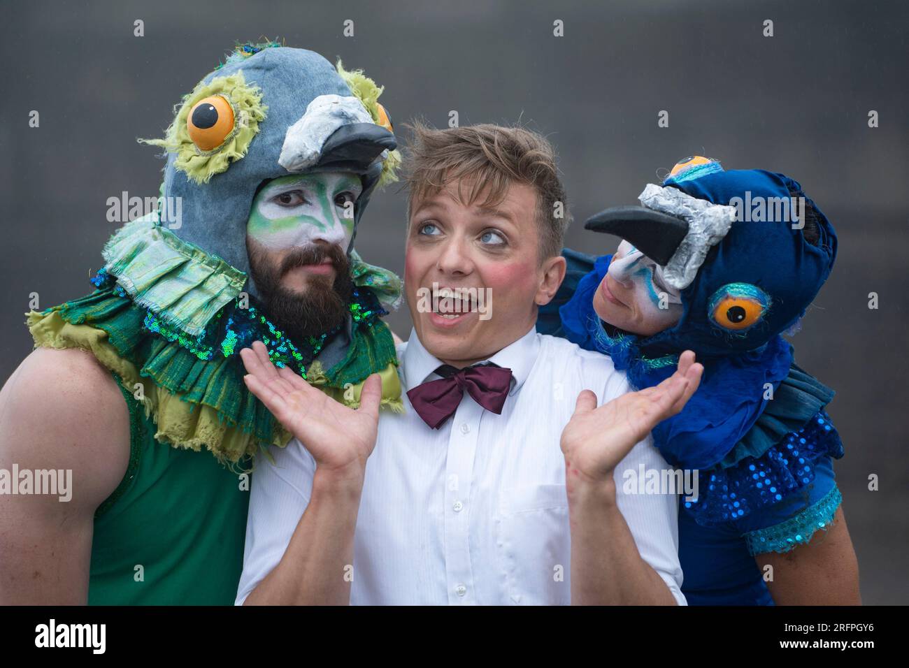 Édimbourg, Écosse, Royaume-Uni. 1 août 2023. Le groupe de cirque Brainfools se produit à Calton Hill avant leur premier spectacle Fringe Lucky Pigeons. Ils nous montrent Banque D'Images