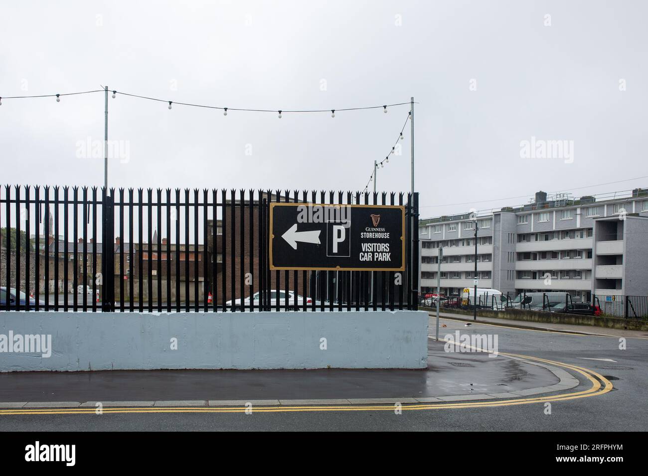 Dublin, Irlande - 23 juillet 2023 : parking public pour le Guinness Storehouse, expérience interactive et musée de l'histoire de Guinness Banque D'Images