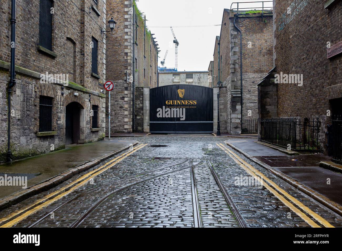 Dublin, Irlande - 23 juillet 2023 : célèbre porte noire au Guinness Storehouse Banque D'Images