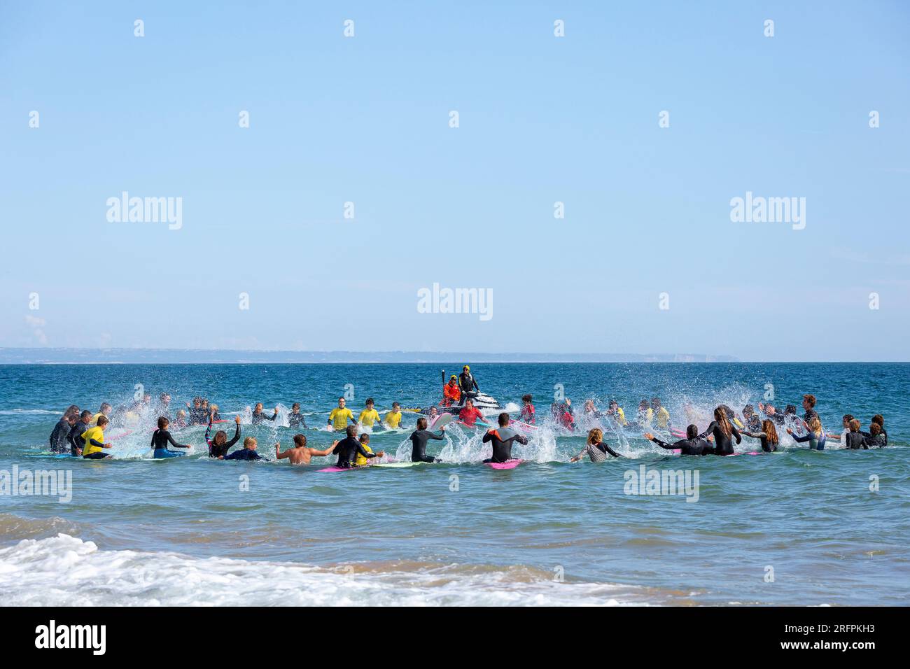 Groupe de surfeurs jouant avec l'eau à l'océan atlantique. Banque D'Images