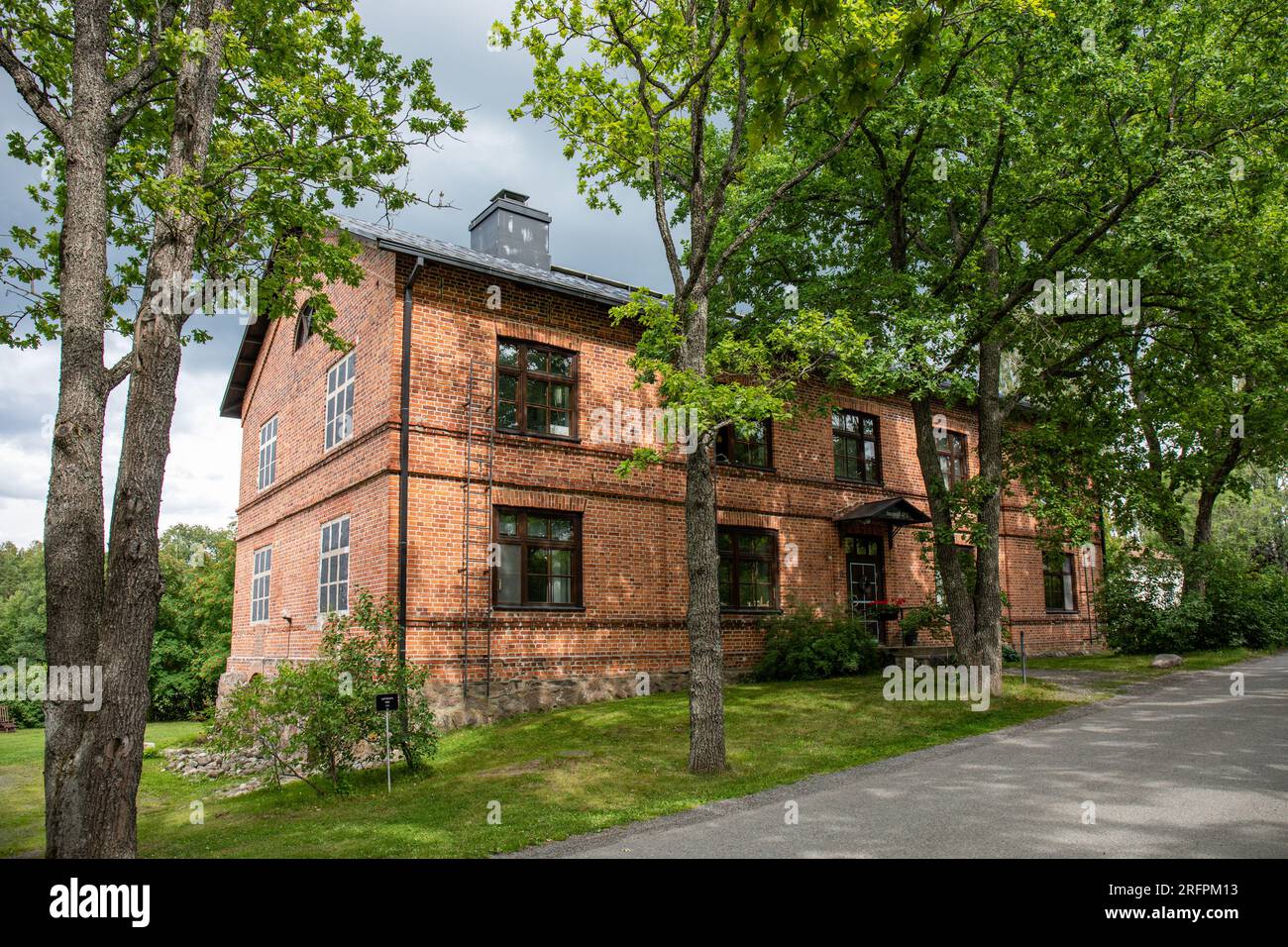 Anttipoffi, un immeuble résidentiel en briques rouges, construit en 1852, à l'origine pour le logement des travailleurs, dans le village Mathildedal à Perniö, Finlande Banque D'Images