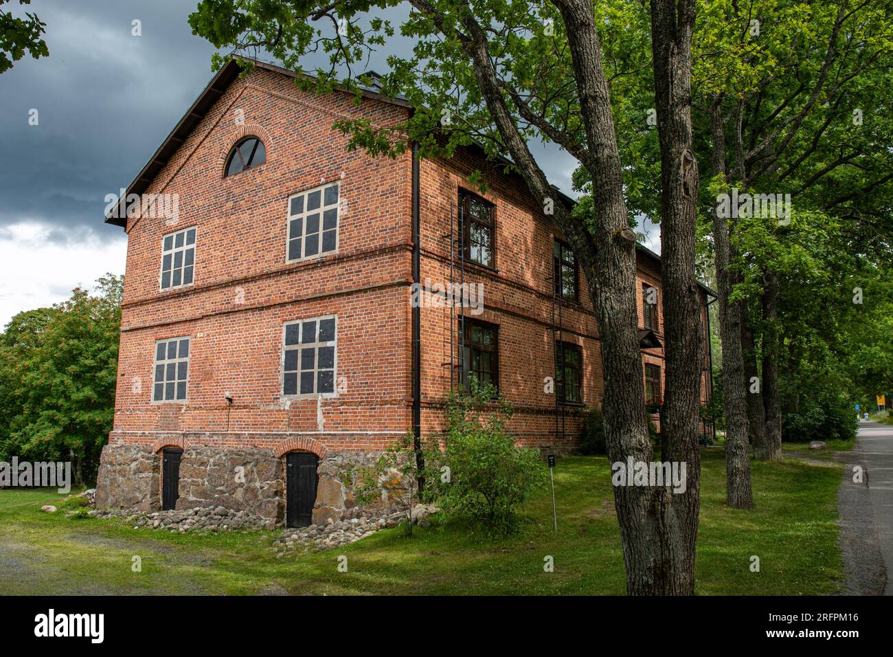 Anttipoffi, bâtiment résidentiel en briques rouges, construit en 1852 pour le logement des travailleurs, dans le village de Mathildedal à Perniö, Finlande Banque D'Images
