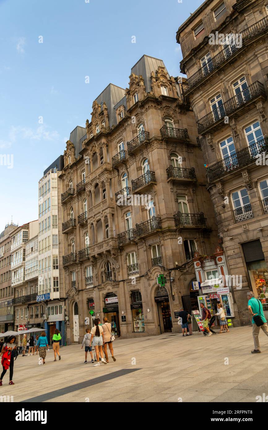 Personnes sur la place centrale piétonne, Praza Porto do sol plaza, centre-ville de Vigo, Galice, Espagne Banque D'Images