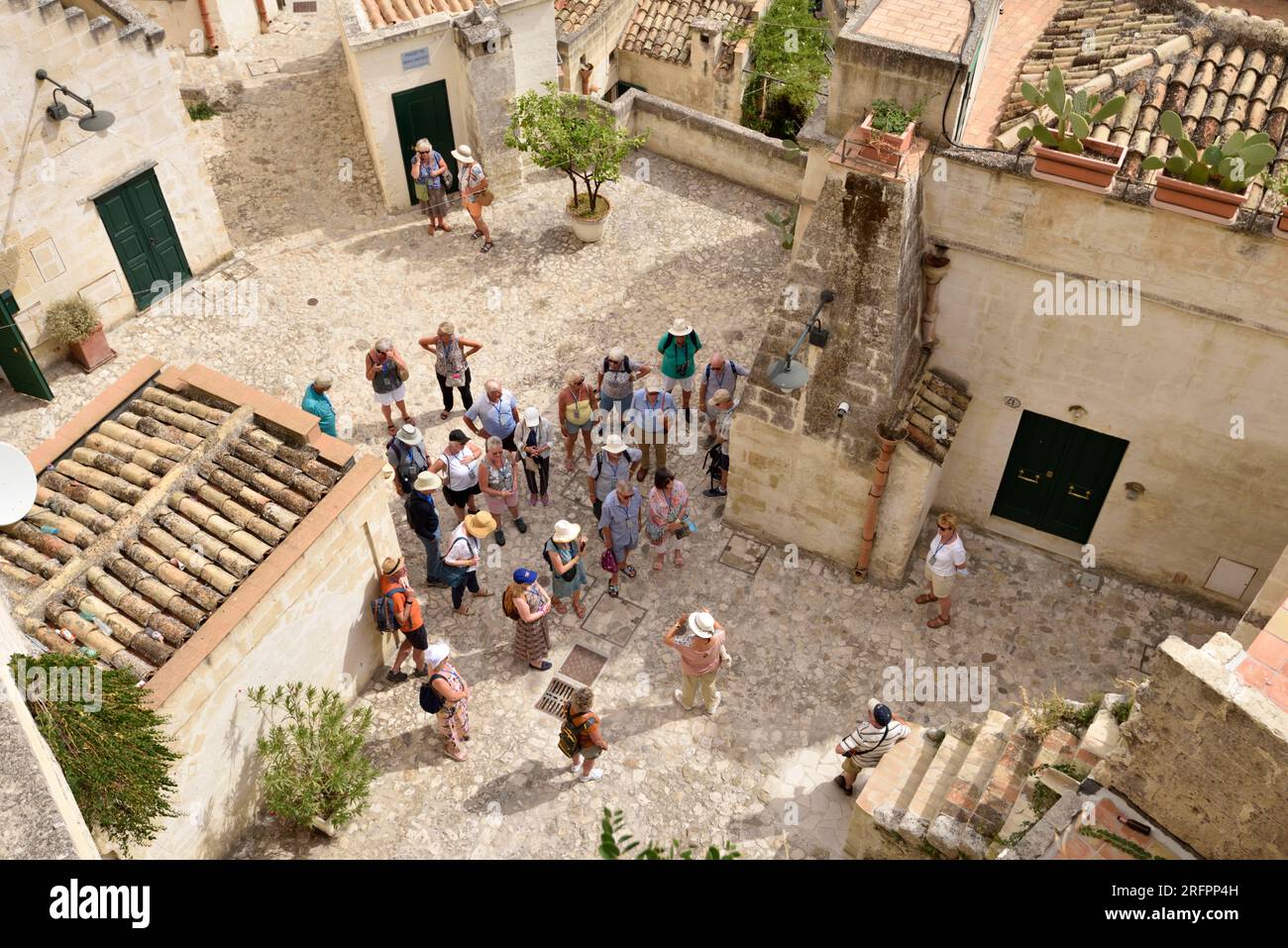 Touristes, Sasso Barisano, Sassi, Matera, Basilicate, Italie Banque D'Images