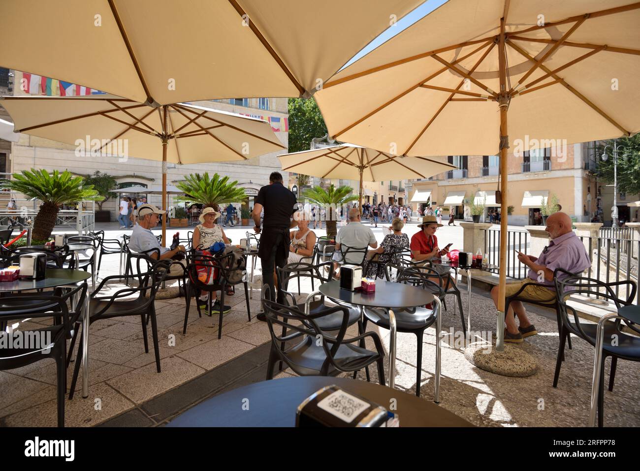 Café, Piazza Vittorio Veneto, Matera, Basilicate, Italie Banque D'Images