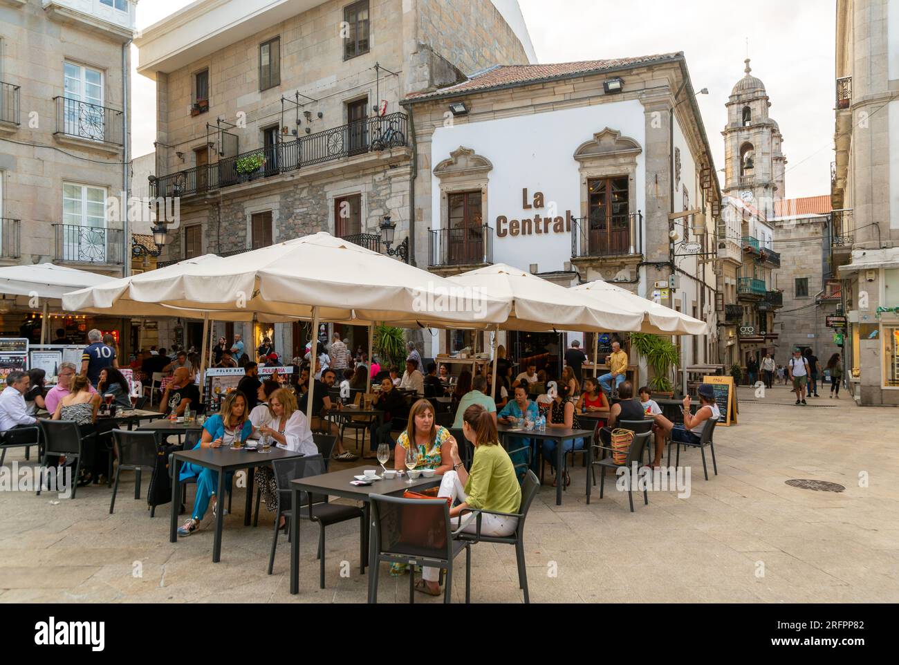 Gens et cafés de rue bars, place Plaza de la Constitucion, centre de la vieille ville de Vigo, Galice, Espagne Banque D'Images