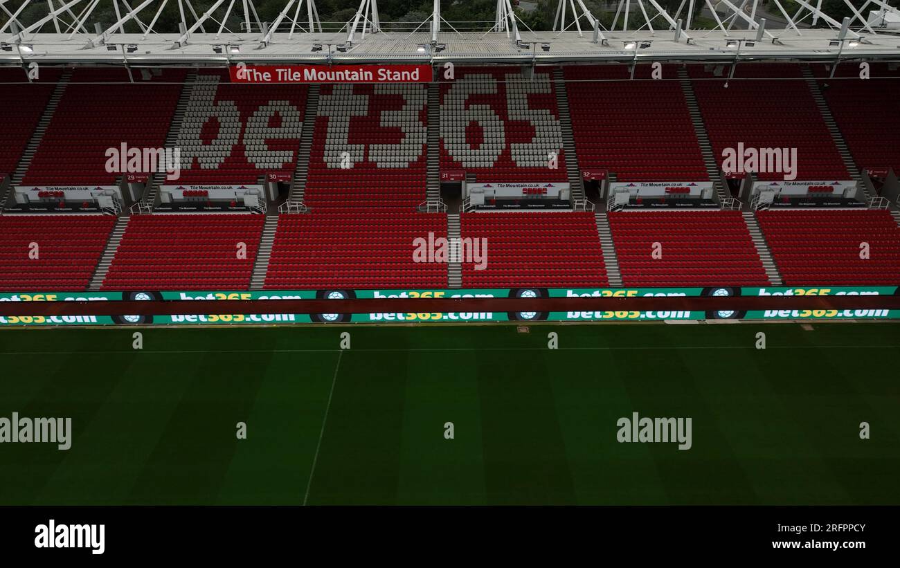 Soutenir Stoke City football Club Community Trust lance le nouveau maillot 2023 avec le logo Trust Drone Aerial Shots depuis les airs Banque D'Images