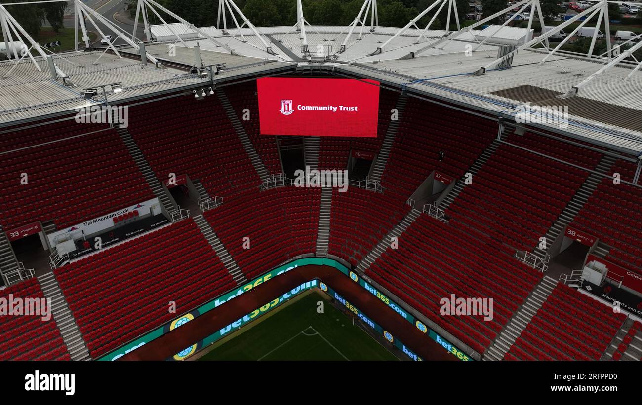 Soutenir Stoke City football Club Community Trust lance le nouveau maillot 2023 avec le logo Trust Drone Aerial Shots depuis les airs Banque D'Images