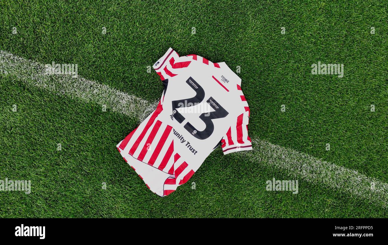 Soutenir Stoke City football Club Community Trust lance le nouveau maillot 2023 avec le logo Trust Drone Aerial Shots depuis les airs Banque D'Images