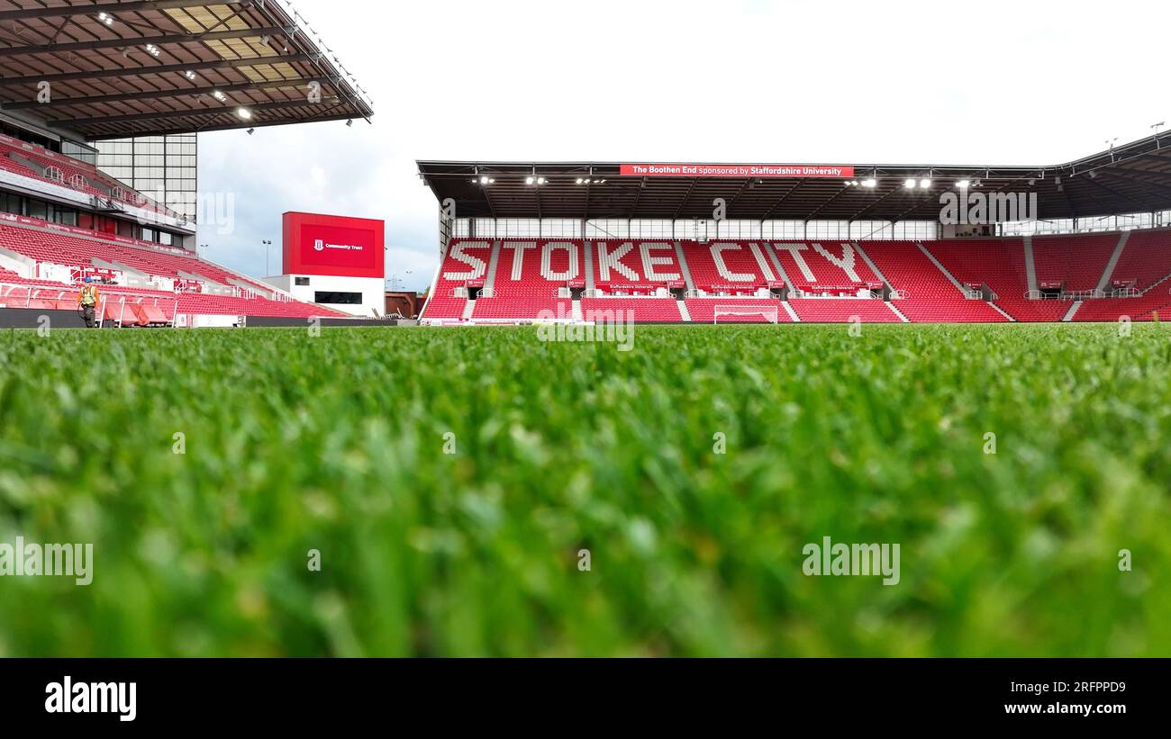 Soutenir Stoke City football Club Community Trust lance le nouveau maillot 2023 avec le logo Trust Drone Aerial Shots depuis les airs Banque D'Images