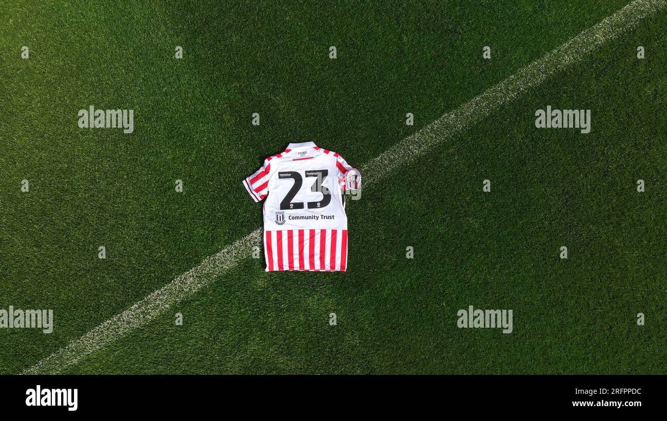 Soutenir Stoke City football Club Community Trust lance le nouveau maillot 2023 avec le logo Trust Drone Aerial Shots depuis les airs Banque D'Images