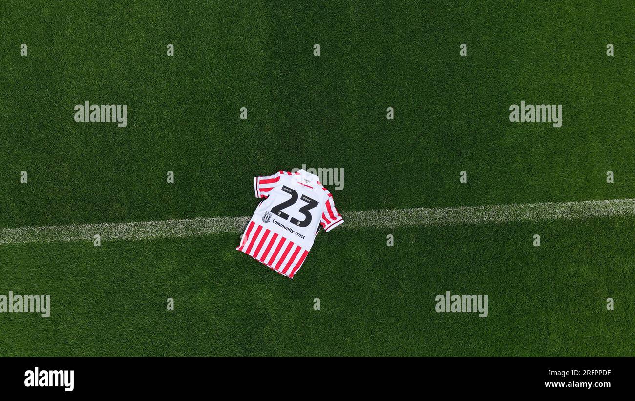 Soutenir Stoke City football Club Community Trust lance le nouveau maillot 2023 avec le logo Trust Drone Aerial Shots depuis les airs Banque D'Images