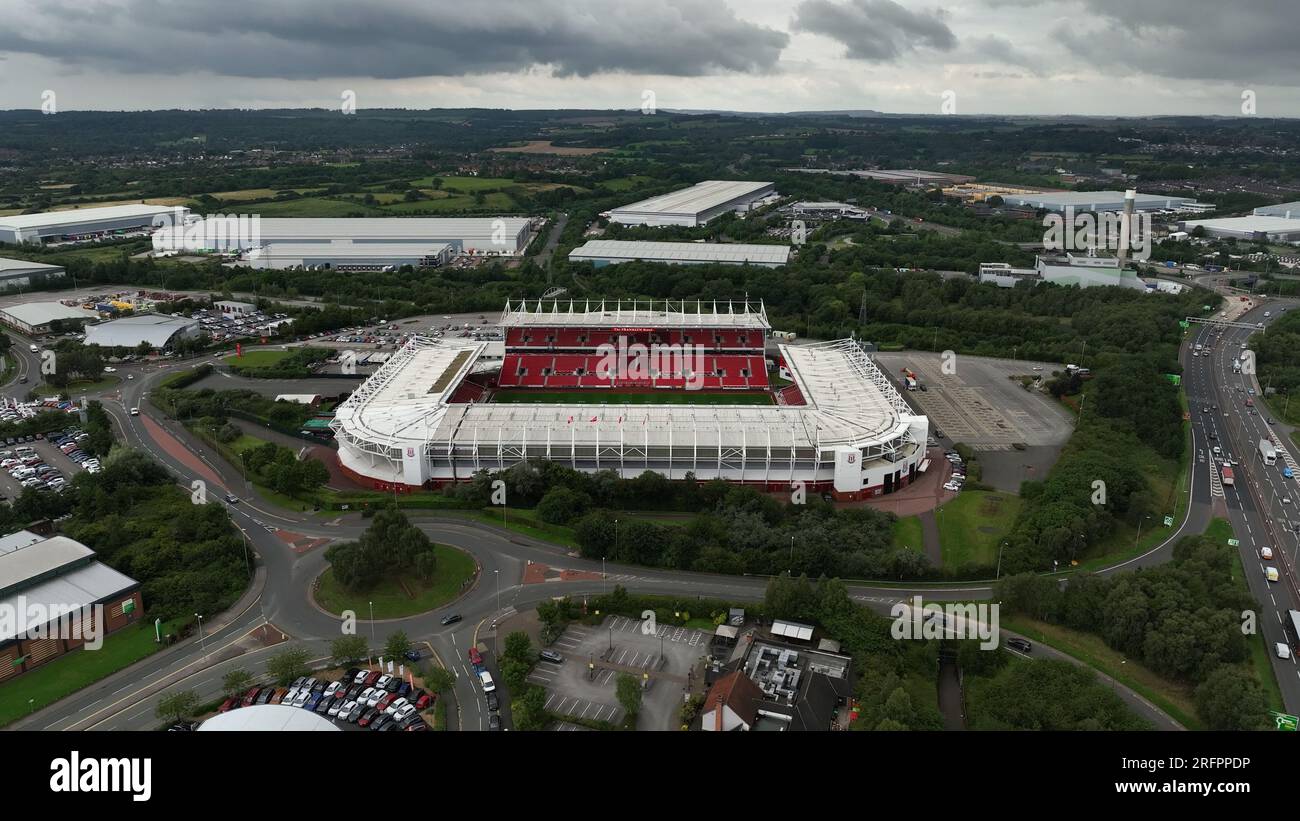 Soutenir Stoke City football Club Community Trust lance le nouveau maillot 2023 avec le logo Trust Drone Aerial Shots depuis les airs Banque D'Images