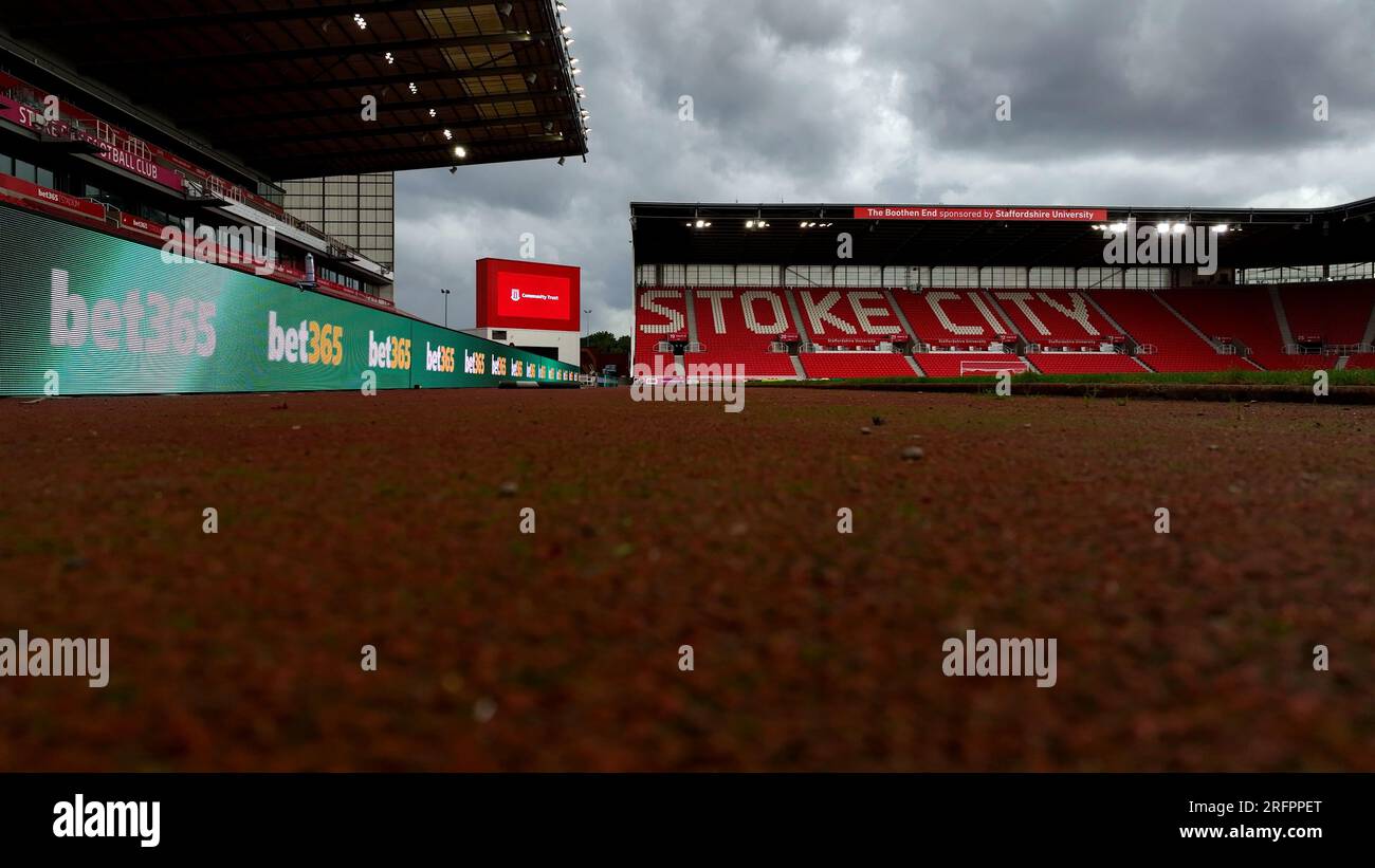 Soutenir Stoke City football Club Community Trust lance le nouveau maillot 2023 avec le logo Trust Drone Aerial Shots depuis les airs Banque D'Images