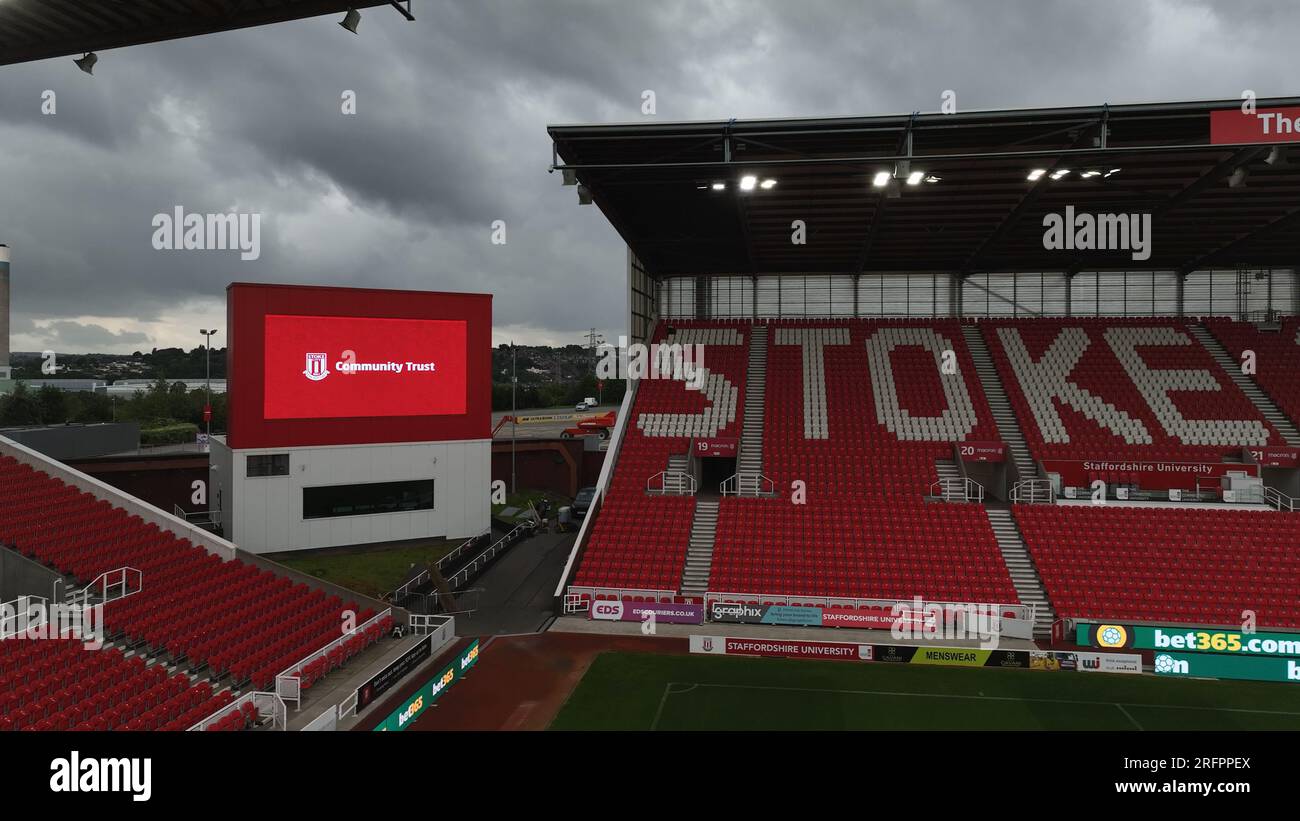 Soutenir Stoke City football Club Community Trust lance le nouveau maillot 2023 avec le logo Trust Drone Aerial Shots depuis les airs Banque D'Images