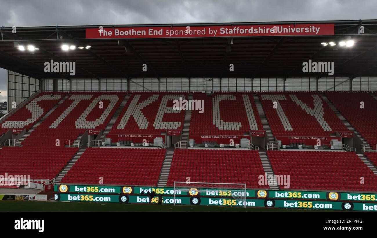 Soutenir Stoke City football Club Community Trust lance le nouveau maillot 2023 avec le logo Trust Drone Aerial Shots depuis les airs Banque D'Images