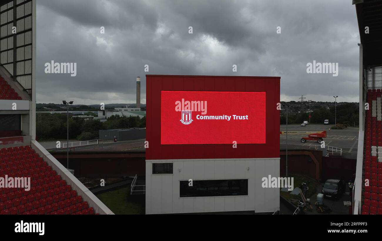Soutenir Stoke City football Club Community Trust lance le nouveau maillot 2023 avec le logo Trust Drone Aerial Shots depuis les airs Banque D'Images