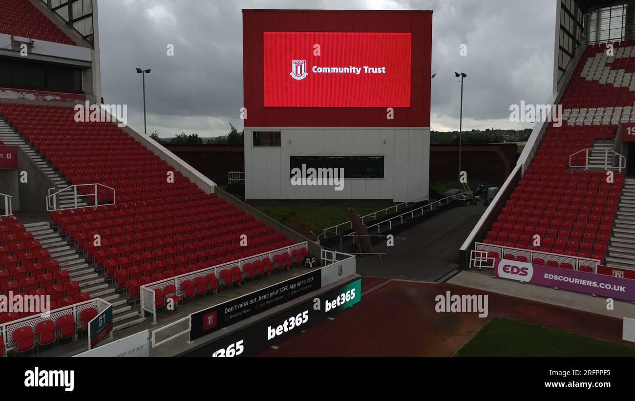 Soutenir Stoke City football Club Community Trust lance le nouveau maillot 2023 avec le logo Trust Drone Aerial Shots depuis les airs Banque D'Images