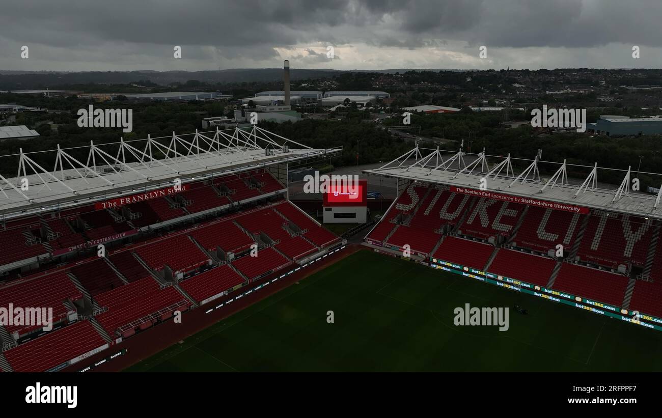 Soutenir Stoke City football Club Community Trust lance le nouveau maillot 2023 avec le logo Trust Drone Aerial Shots depuis les airs Banque D'Images
