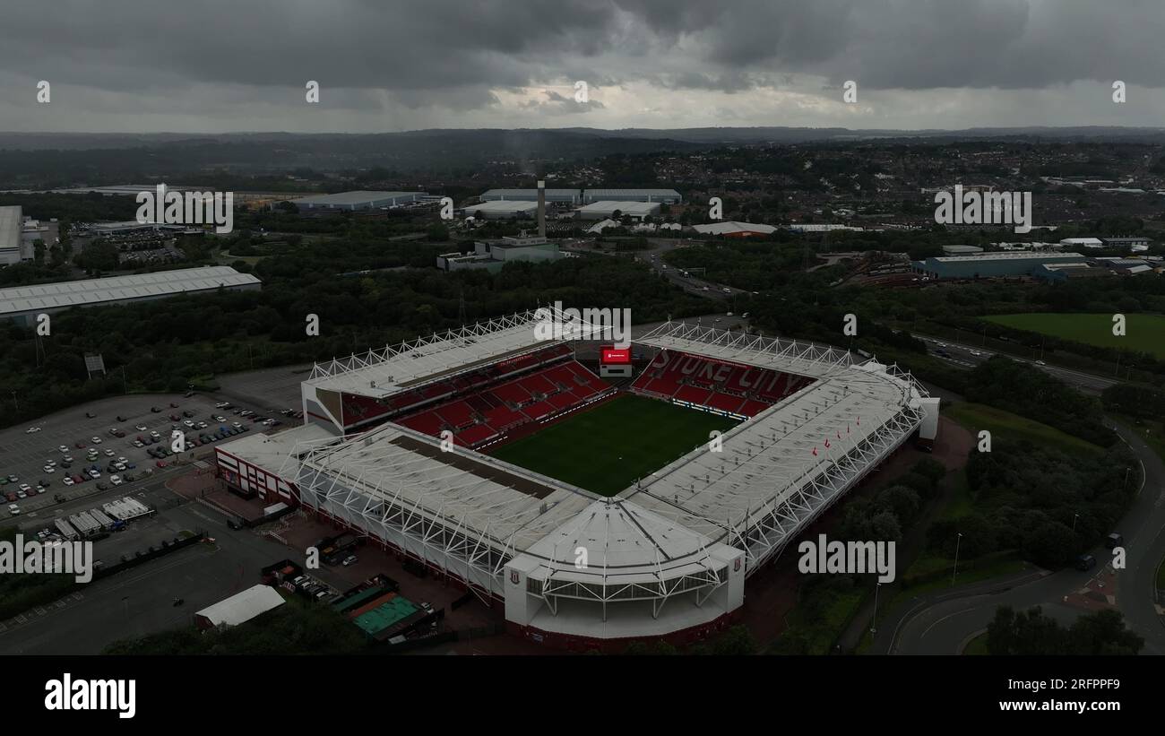 Soutenir Stoke City football Club Community Trust lance le nouveau maillot 2023 avec le logo Trust Drone Aerial Shots depuis les airs Banque D'Images