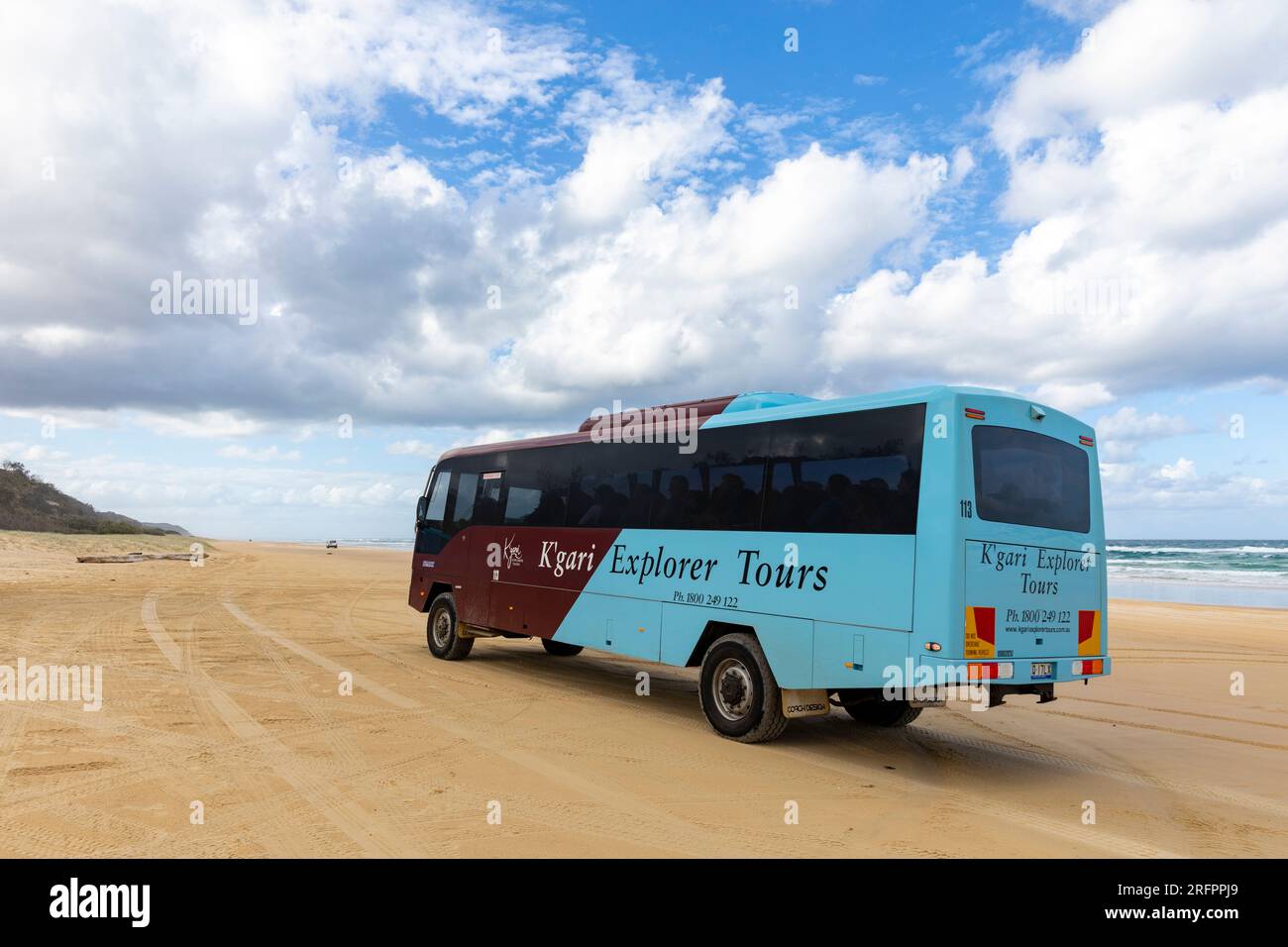 Fraser Island K'gari explorer tour bus conduisant le long de la plage de 75 mile qui est une route légale, pour les touristes de visiter des sites, Queensland, Australie, 2023 Banque D'Images