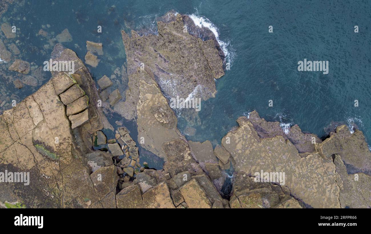 Une vue aérienne de Filey Brigg sur la côte du North Yorkshire Banque D'Images