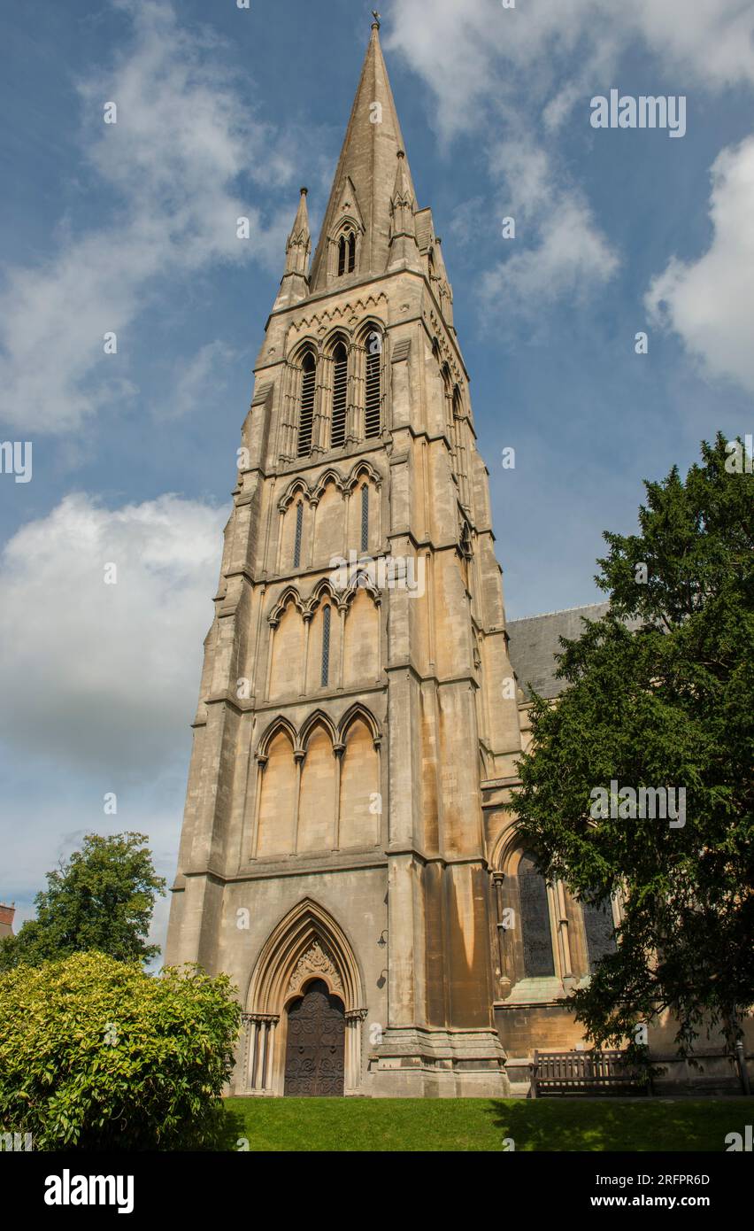 Christ Church Spire Clifton Bristol sur un été lumineux et ensoleillé en août avec le soleil, le ciel bleu et les nuages blancs pelucheux - la flèche est assez haute. Banque D'Images