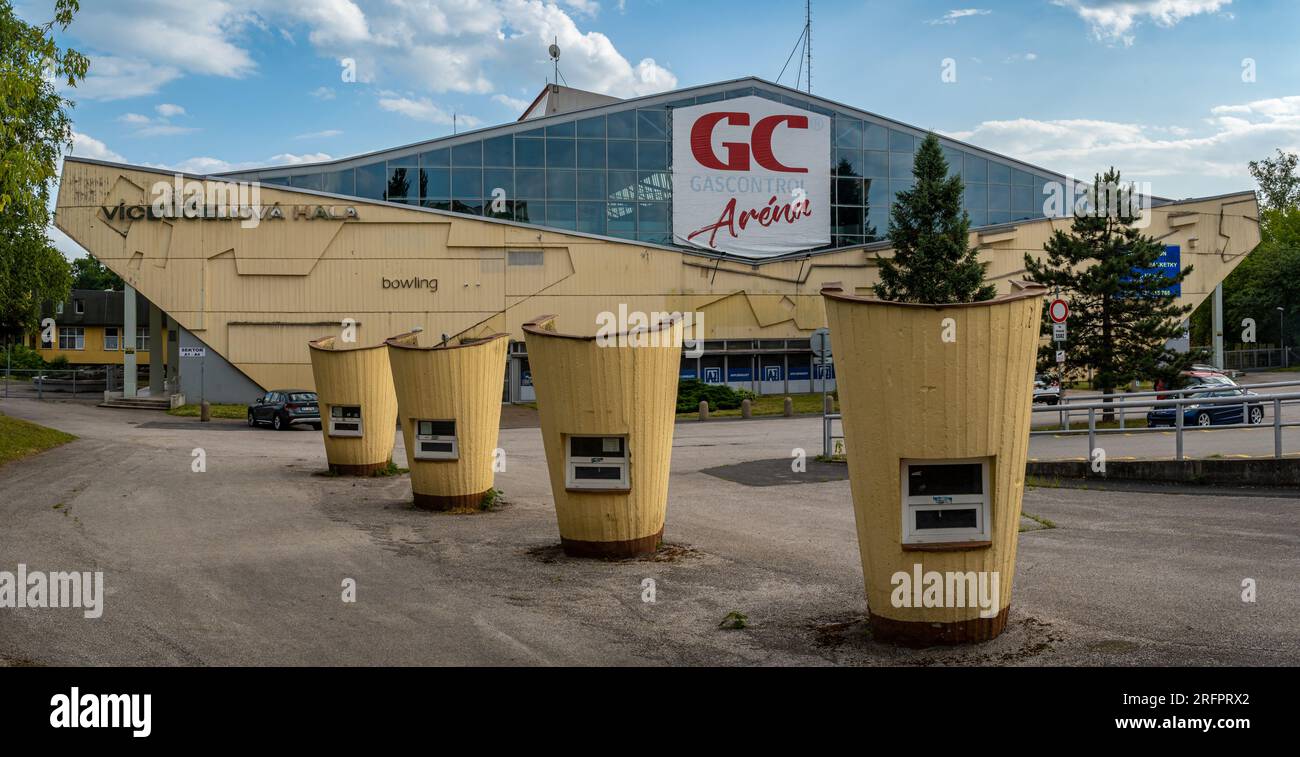 Havířov, République tchèque, 03.07.2023, vue de face de l'arène sportive intérieure polyvalente et domicile de l'équipe de hockey sur glace AZ Havířov Banque D'Images