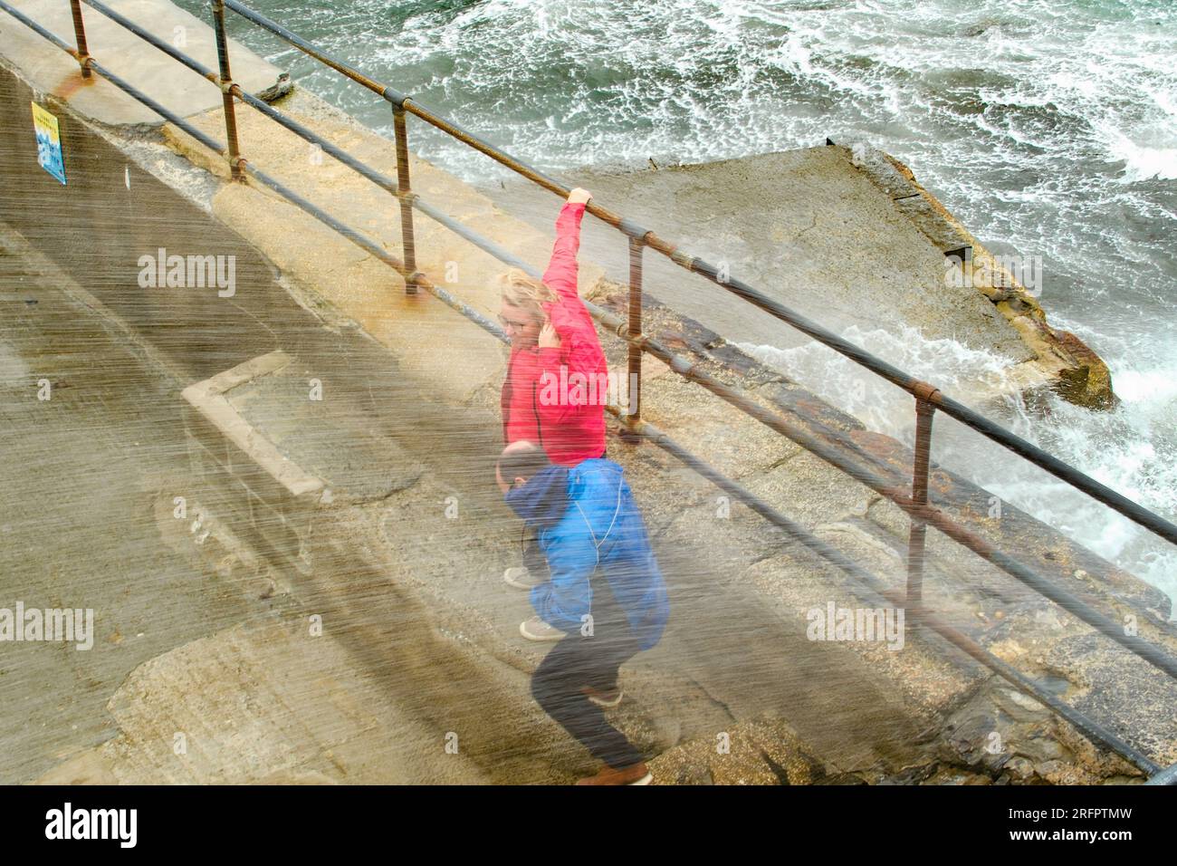 Portreath, Cornouailles, Royaume-Uni. 5 août 2023. UK Météo. La tempête Antoni s'écrase sur Portreath sur la côte nord de cornwall, apportant des vents violents dans la région. Crédit Simon Maycock / Alamy Live News. Banque D'Images