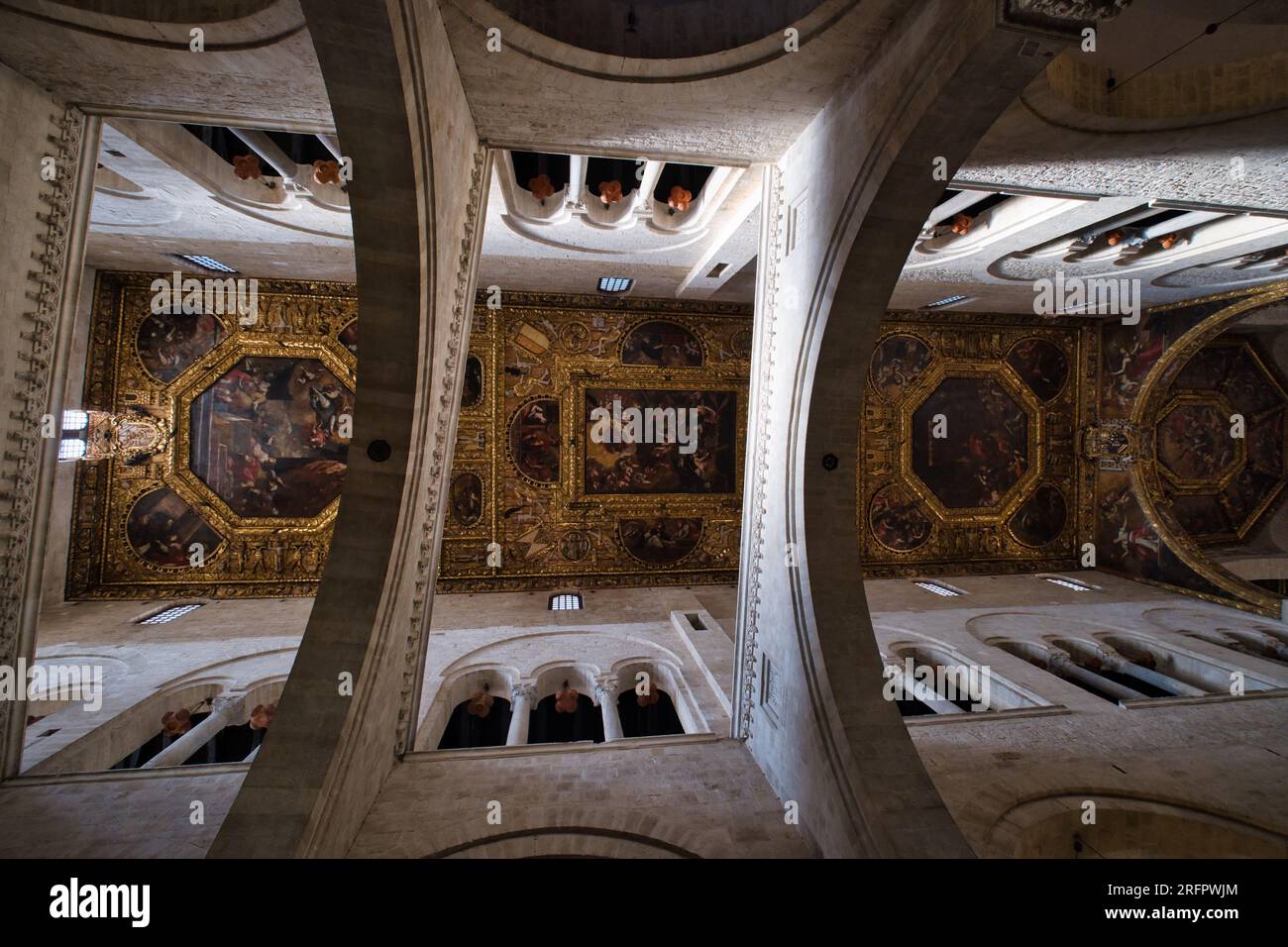Vue intérieure de l'église Saint-Nicolas à Bari Banque D'Images