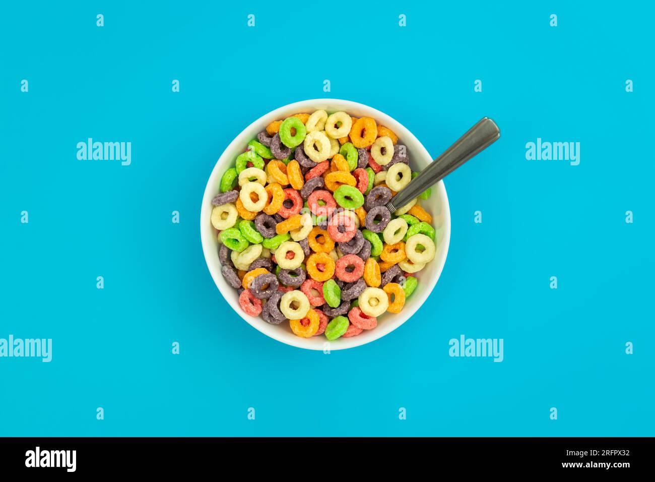 Céréales De Petit-déjeuner Colorées Disposées Dans Un Bol Sur Un Fond En  Bois Blanc Vue De Dessus Petit-déjeuner Sain Pour Enfants