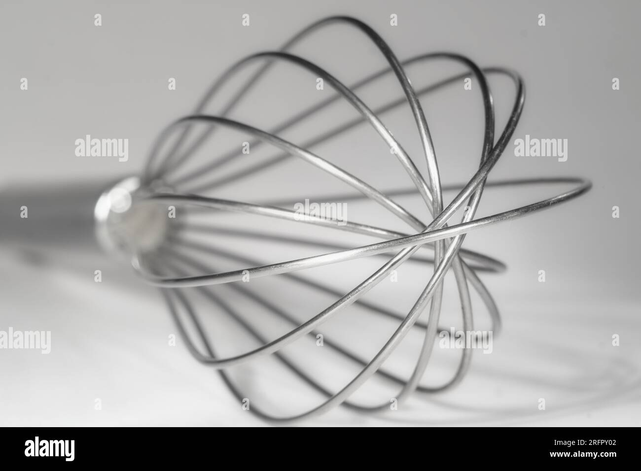 fouet, fouet d'oeuf, fouet d'oeuf, gros plan de l'outil de cuisine, nourriture et boisson conept de cuisson Banque D'Images