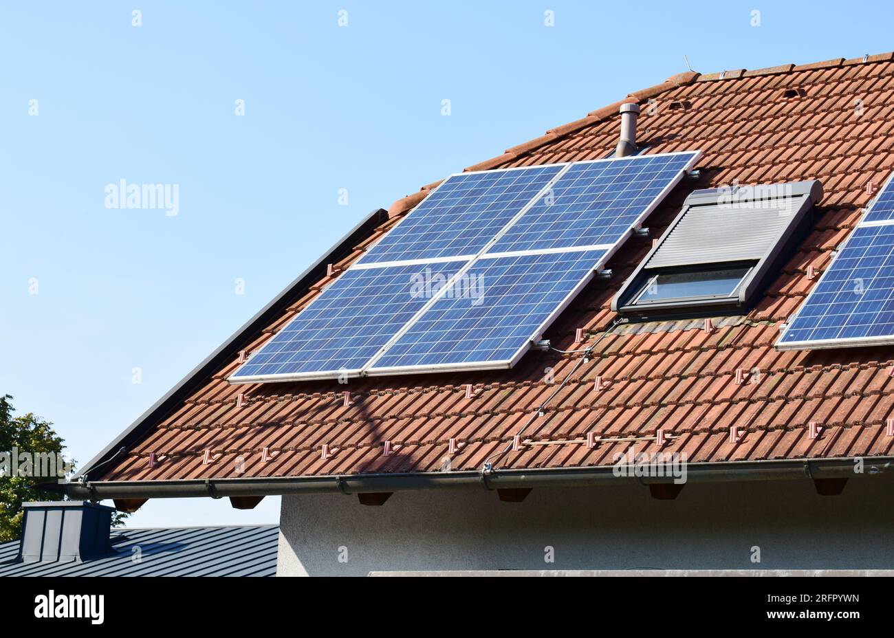 Panneau solaire sur le toit d'une maison Banque D'Images